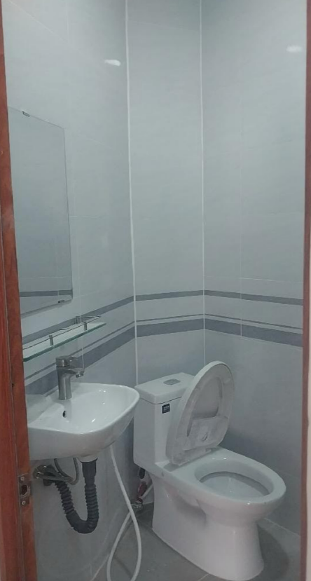 NHÀ ĐẸP NHƯ TRANH VẼ - VÀI BƯỚC LÀ RA ĐẾN CHỢ - HXH 5M - NỞ HẬU PHONG THỦY TỐT - BÌNH TÂN - GIÁ CHỈ HƠN 2 TỶ